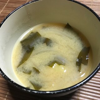 じゃがいもと玉ねぎ わかめのお味噌汁